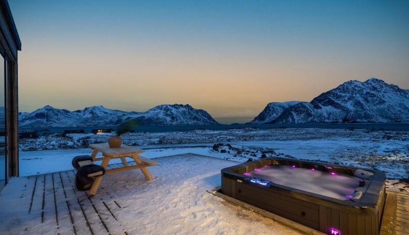 New amazing cabin with spectacular view and jacuzzi in the heart of Lofoten