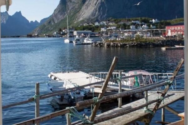 Authentic central located cabin close to Reinebringen Lofoten