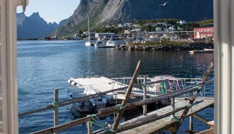 Authentic central located cabin close to Reinebringen Lofoten