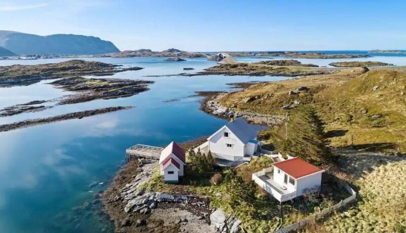 Panoramic seaview cabin for two persons by the sea