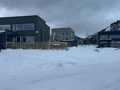 Modern Lakeside Cabins Jacuzzi and Sauna Up To 18 People