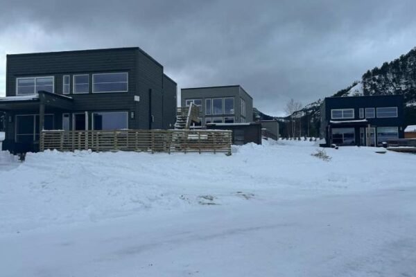 Modern Lakeside Cabins Jacuzzi and Sauna Up To 18 People