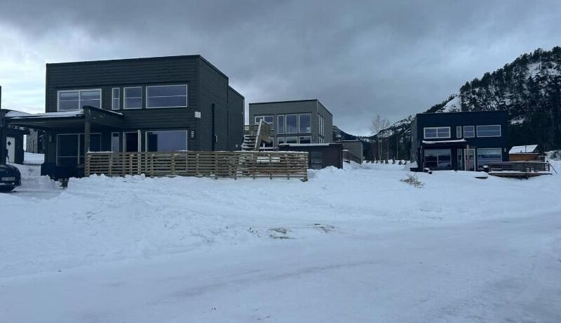 Modern Lakeside Cabins Jacuzzi and Sauna Up To 18 People