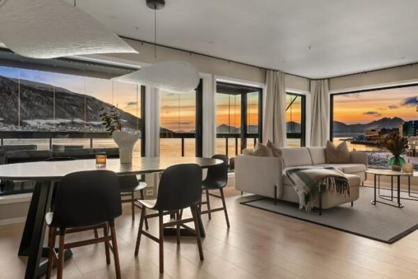 Premium Penthouse Sea & Mountain view Apartments in Tromsø 2-Bathrooms, Free Parking in garage