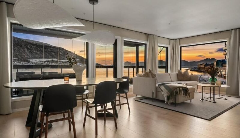 Premium Penthouse Sea & Mountain view Apartments in Tromsø 2-Bathrooms, Free Parking in garage