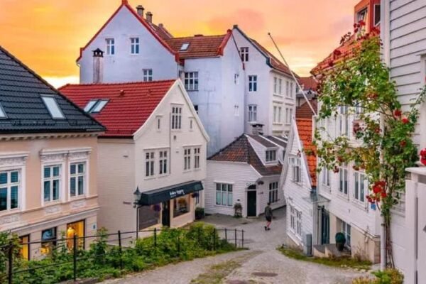 Dinbnb Homes I Historical 1850 House