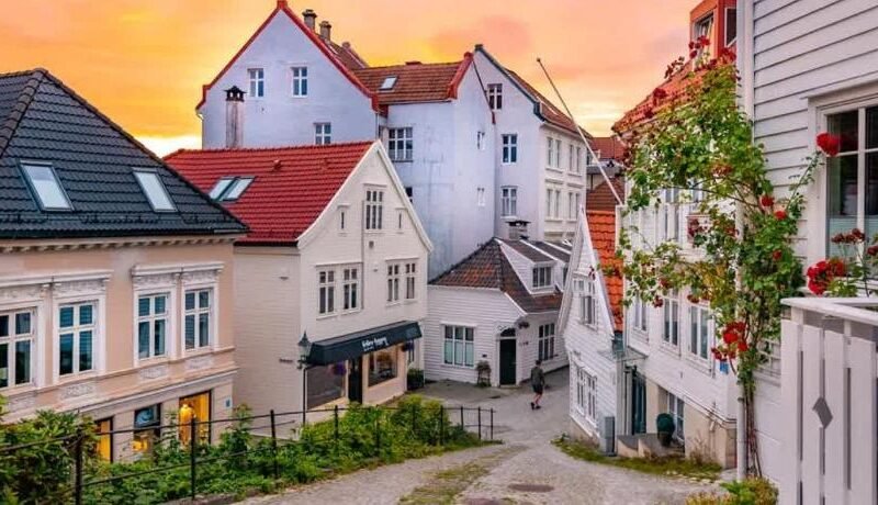 Dinbnb Homes I Historical 1850 House