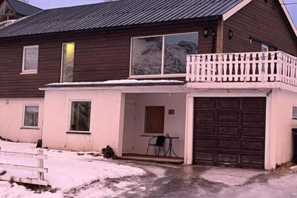 Large detached house in the middle of Lofoten
