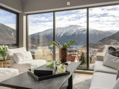 Stunning Views – Free Parking – Luxury – Central