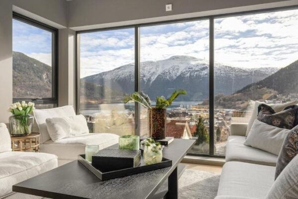 Stunning Views – Free Parking – Luxury – Central