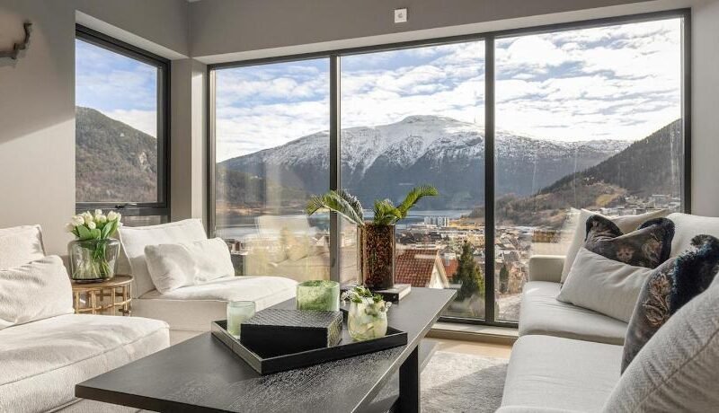 Stunning Views – Free Parking – Luxury – Central