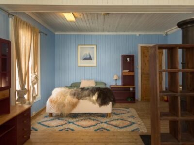 The blue room at Vevstogo – cosy with a mesmerizing view, sauna and eco living in an old school hous