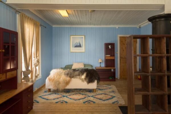 The blue room at Vevstogo – cosy with a mesmerizing view, sauna and eco living in an old school hous