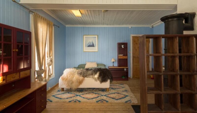 The blue room at Vevstogo – cosy with a mesmerizing view, sauna and eco living in an old school hous