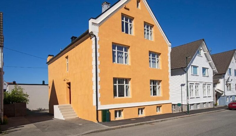 Central Guest House – Bedroom with Private Bathroom