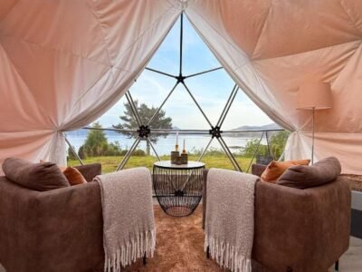 Idyllisk overnatting i dome ved sandstrand