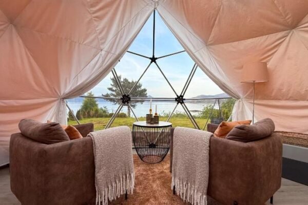 Idyllisk overnatting i dome ved sandstrand