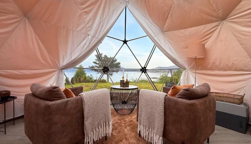 Idyllisk overnatting i dome ved sandstrand