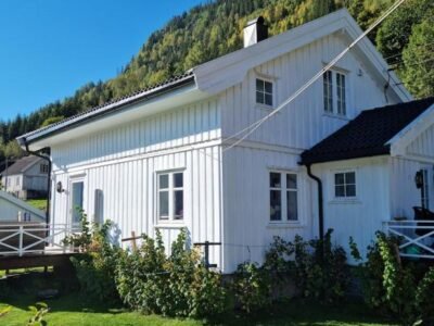 Great white cottage in Bygland