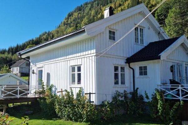 Great white cottage in Bygland
