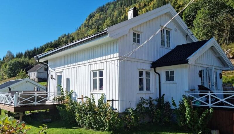 Great white cottage in Bygland