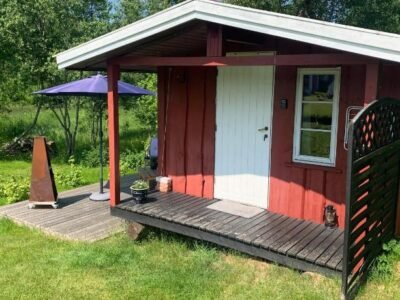 Riverside Bliss – Cozy Cabin near Tvedestrand with WiFi and Deck