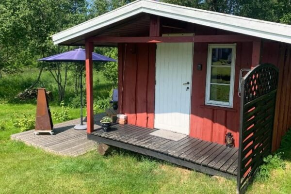 Riverside Bliss – Cozy Cabin near Tvedestrand with WiFi and Deck