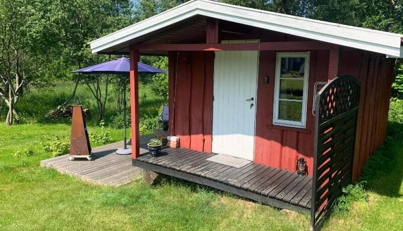 Riverside Bliss – Cozy Cabin near Tvedestrand with WiFi and Deck