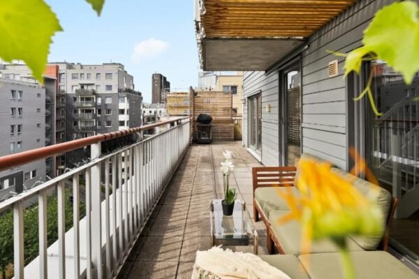 Penthouse 3-Story with 2 Terraces & Balcony