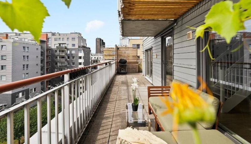 Penthouse 3-Story with 2 Terraces & Balcony