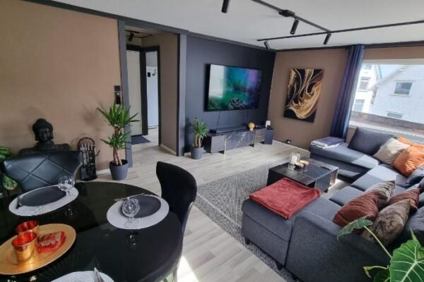 Large and central 2 bedroom apartment with Free parking, Free EV recharging and a private garden