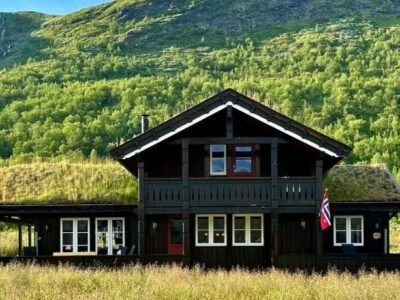 Indoor hot tub, views & nature, cosy family cabin at Filefjell