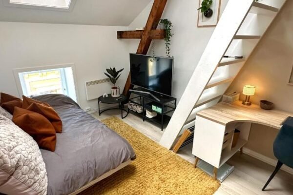 Chic Top Floor Loft – Perfect Location