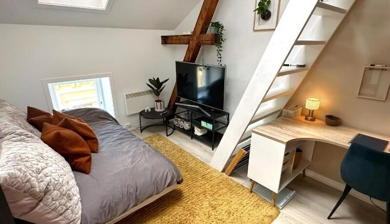 Chic Top Floor Loft – Perfect Location