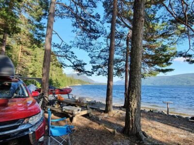 Mitsubishi med telt og camping utstyr