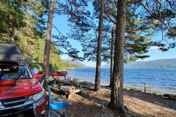 Mitsubishi med telt og camping utstyr