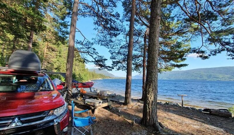 Mitsubishi med telt og camping utstyr