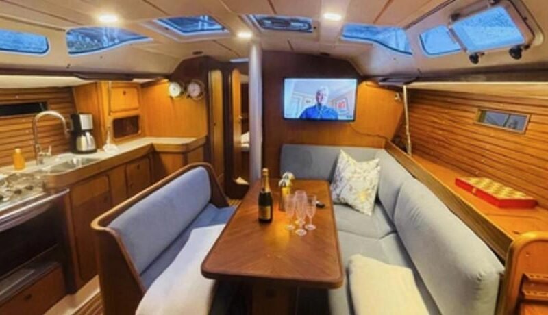 Seilbat 39 fot i Fredrikstad sentrum med hotellkomfort for 6 pers