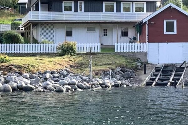 Fantastic house with seafront property in Gryllefjord