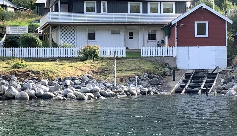 Fantastic house with seafront property in Gryllefjord