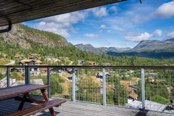 Ski in-Ski out with Style and Scenic Views
