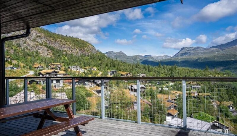 Ski in-Ski out with Style and Scenic Views