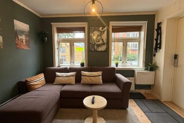 Rustic Retreat Apartment, Central & free parking !
