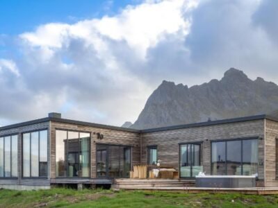 Arctic aurora lodge with jacuzzi and sauna