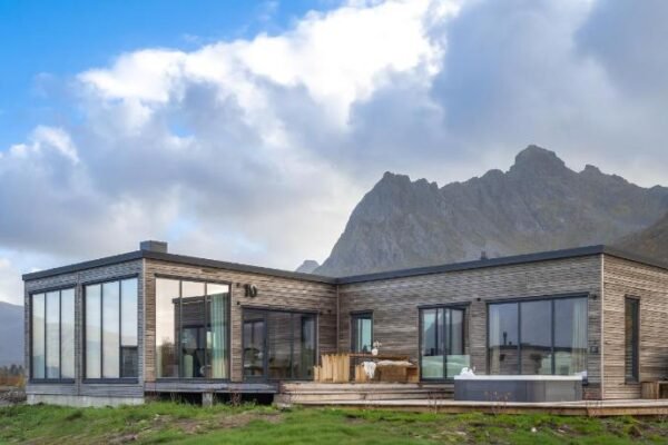 Arctic aurora lodge with jacuzzi and sauna