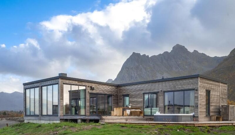 Arctic aurora lodge with jacuzzi and sauna