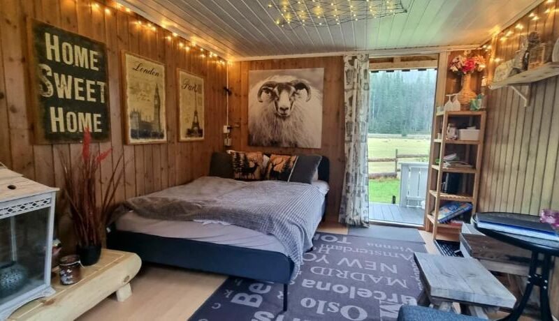 Gardshytte med lavvu, hund tillatt, sauna