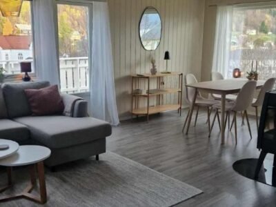 House with terrace and a big garden in centrum of Lyngseidet