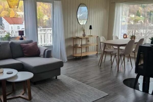 House with terrace and a big garden in centrum of Lyngseidet