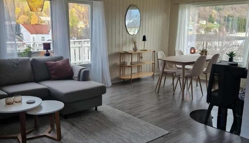 House with terrace and a big garden in centrum of Lyngseidet